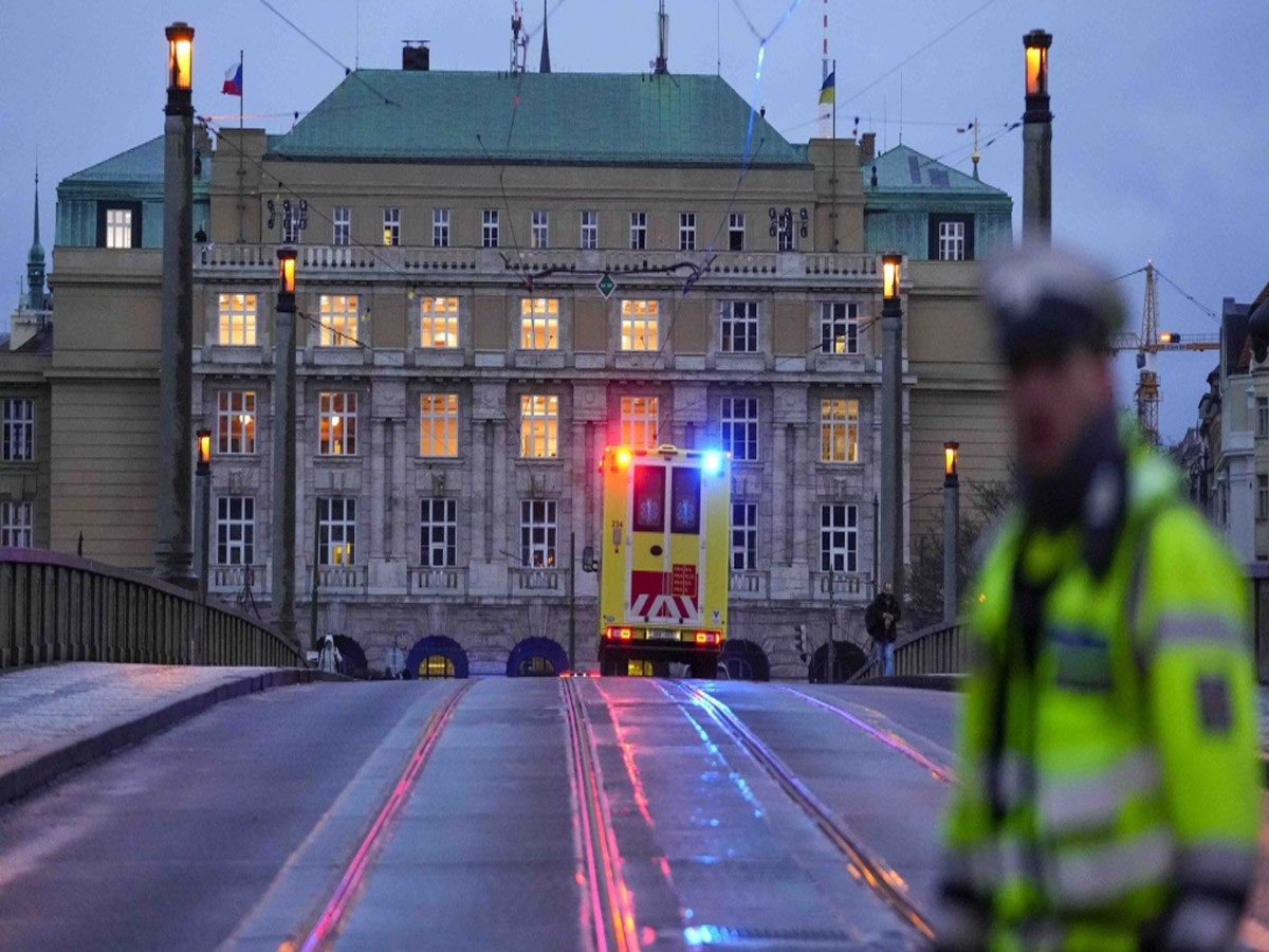 Prague Shooting Update: पहले की पिता की हत्या, फिर 14 लोगों को उतारा मौत के घाट, पुलिस को मिली बड़ी जानकारी Prague Shooting Update: पहले की पिता की हत्या, फिर 14 लोगों को उतारा मौत के घाट, पुलिस को मिली बड़ी जानकारी