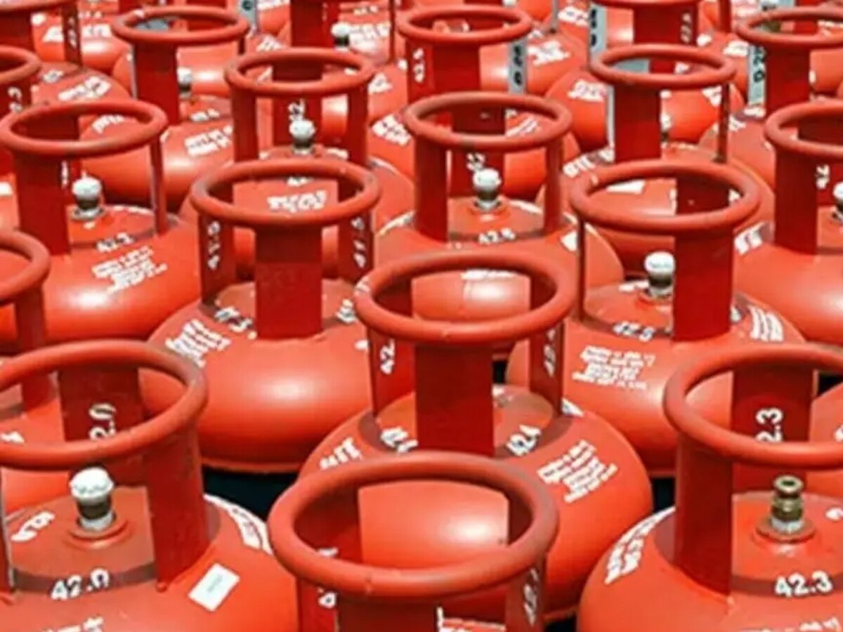 LPG Cylinder: ନୂଆ ବର୍ଷ ପୂର୍ବରୁ ଏତିକି ଟଙ୍କା ଶସ୍ତା ହେଲା ଗ୍ୟାସ ଦର