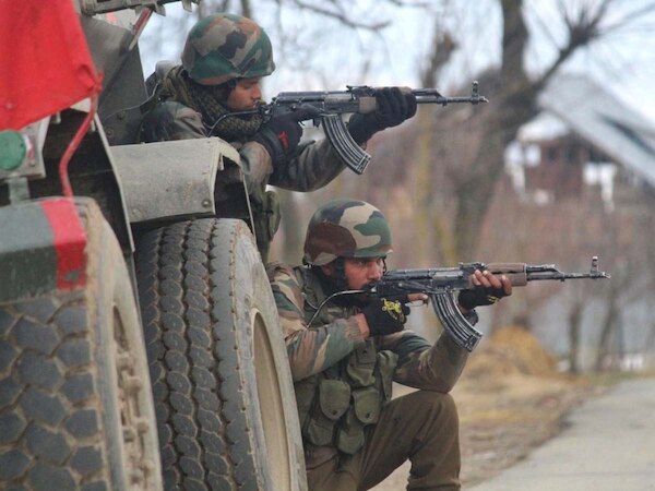 J&K: मोर्टार फटने से एक शख्स की मौत, राजौरी-पुंछ में इंटरनेट सेवा बंद, आतंकवादियों की तलाश जारी