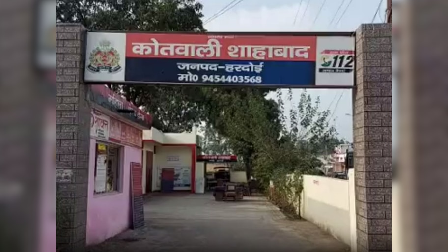 Hardoi News: छेड़छाड़ के विरोध पर दबंगो ने जलाया घर, जांच में जुटी पुलिस 