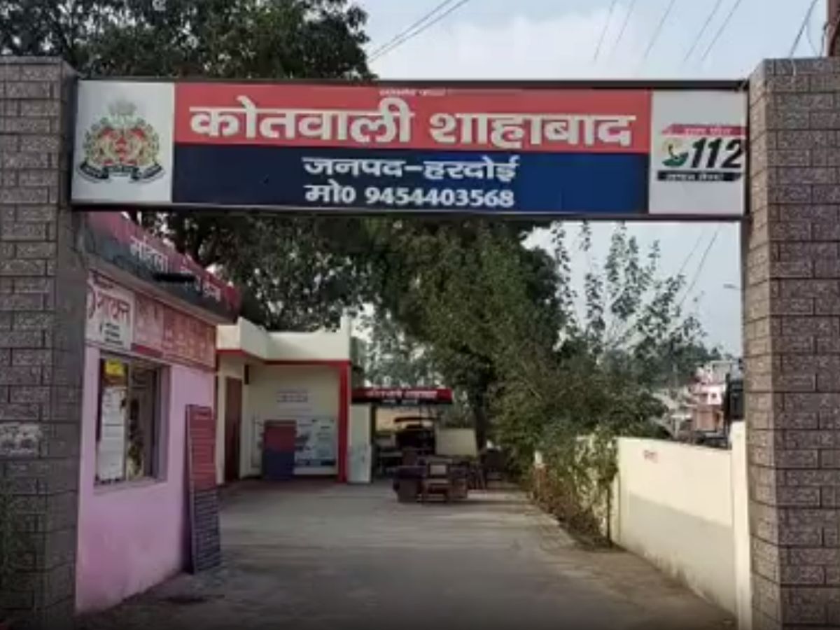 Hardoi News: छेड़छाड़ के विरोध पर दबंगो ने जलाया घर, जांच में जुटी पुलिस Hardoi News: छेड़छाड़ के विरोध पर दबंगो ने जलाया घर, जांच में जुटी पुलिस