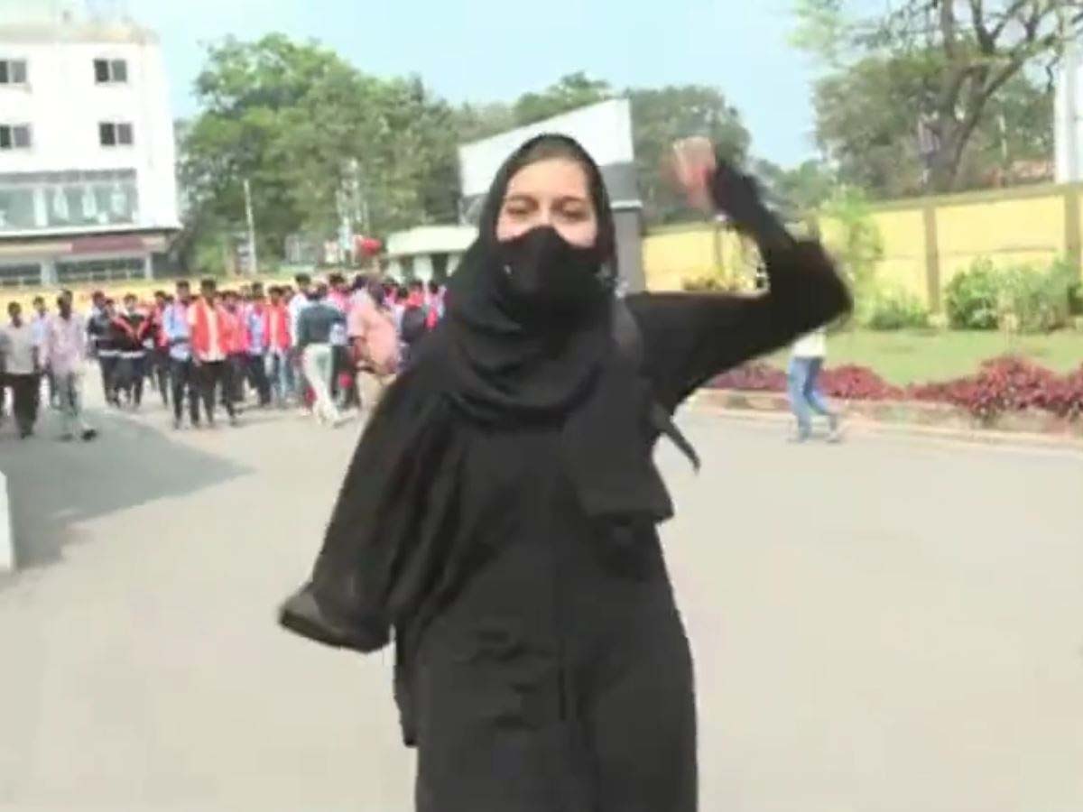 Hijab Ban हटने के बाद मुस्कान ने दिया बयान; CM सिद्धारमैया के लिए कही बड़ी बात Hijab Ban हटने के बाद मुस्कान ने दिया बयान; CM सिद्धारमैया के लिए कही बड़ी बात