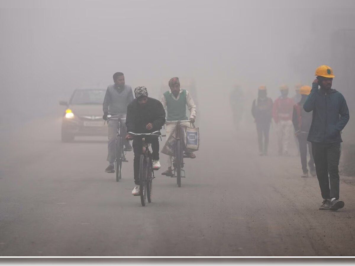 Weather Update: दिल्ली में कड़ाके की ठंड, कोहरा भी नहीं हुआ कम, घर से निकलने से पहले पढ़ें मौसम अपडेट