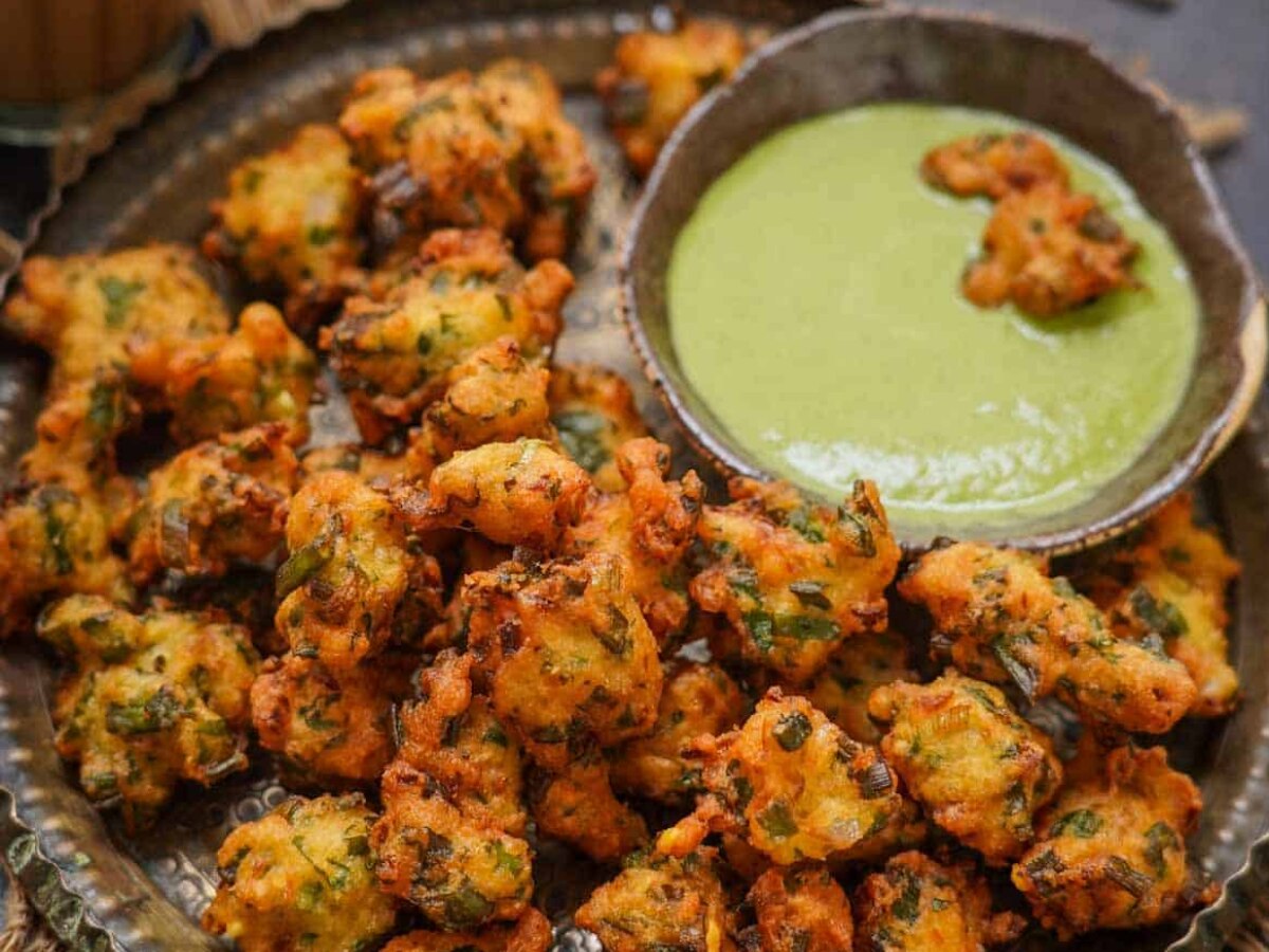 Moong Dal Pakode: नाश्ते में मूंग दाल से बनाएं टेस्टी और मसालेदार पकोड़े, सब चाटते रह जाएंगे उंगलियां