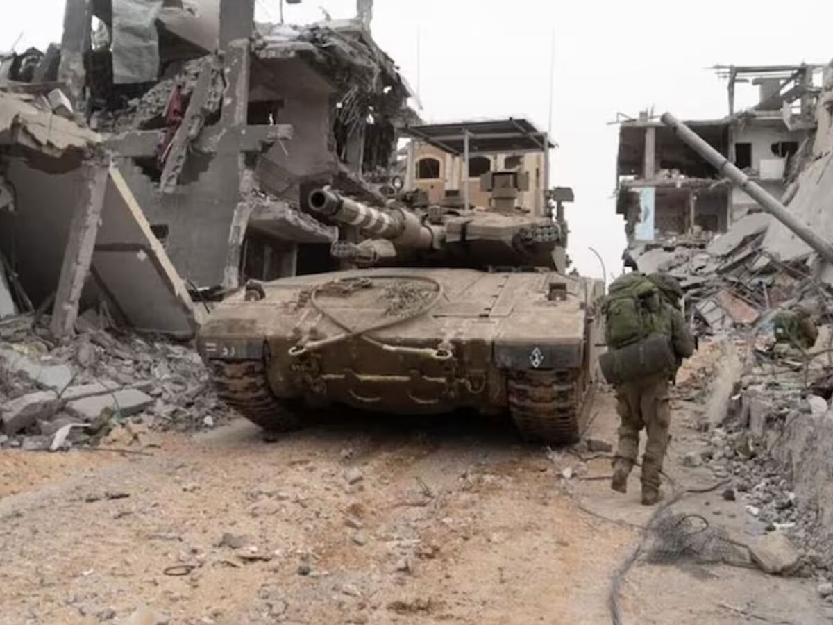 इसराइली सेना ने अस्पताल पर किया हमला; कब्र से बॉडी निकाल बुलडोजर से रौंदा