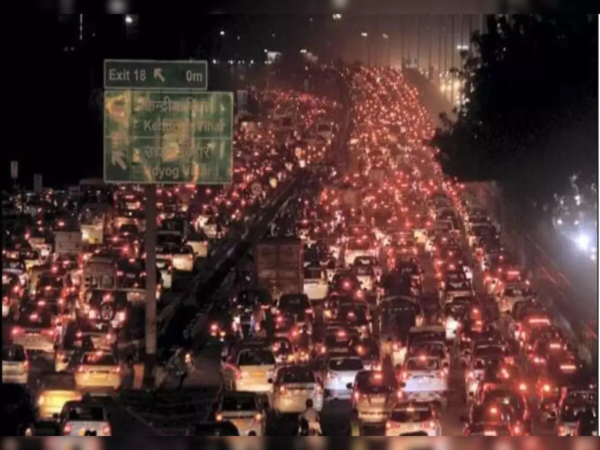 Delhi Traffic Advisory: क्रिसमस के जश्न के बीच बढ़ी दिल्ली की सुरक्षा, ट्रैफिक रूट में भी बदलाव, पढ़ें एडवाइजरी
