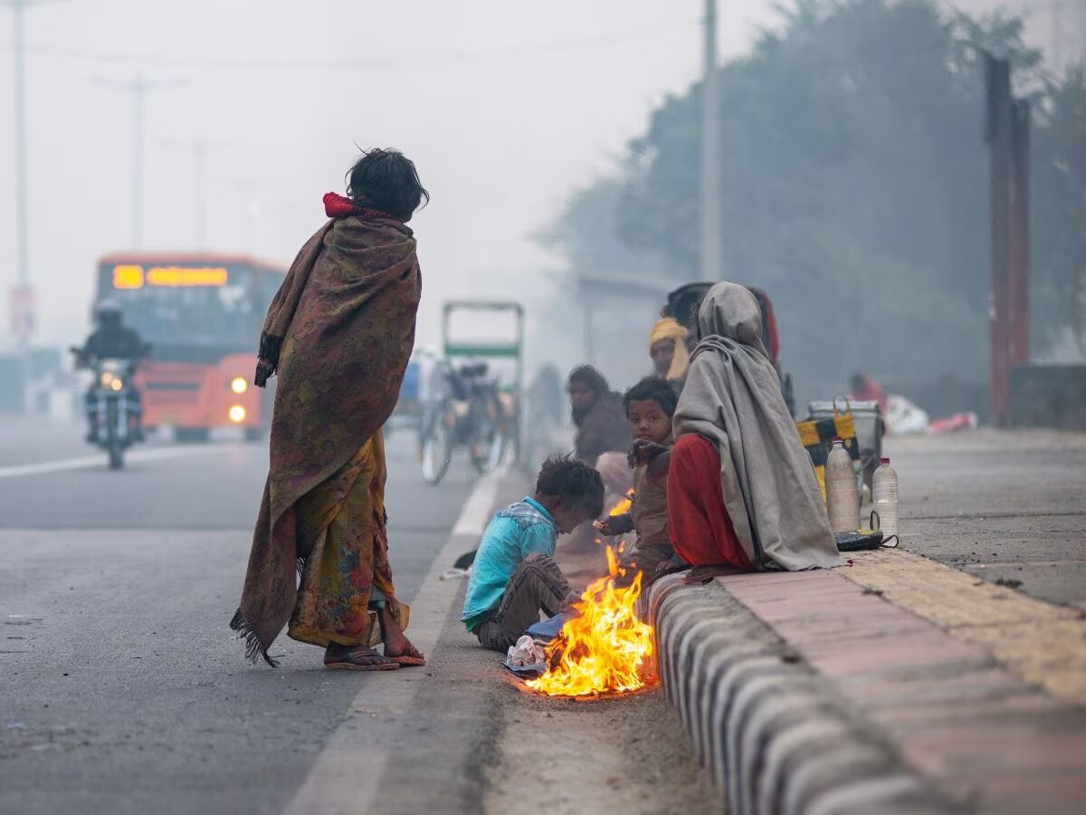 Weather Update Today: ठंड से ठिठुर रही है दिल्ली, IMD ने कोहरे को लेकर दिया बड़ा अपडेट