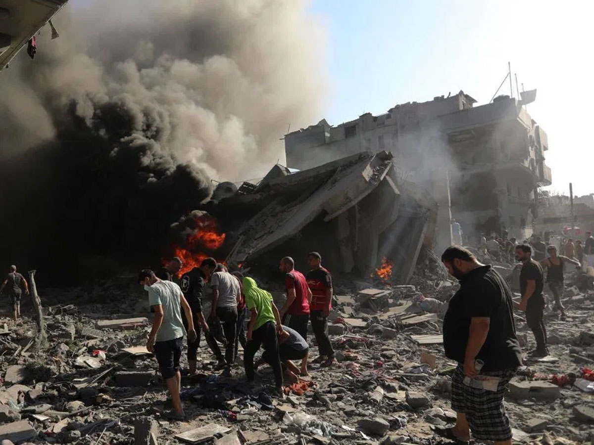 इसराइल ने अल-मगाजी रिफ्यूजी कैंप पर किए हवाई हमले; 70 लोगों की मौत इसराइल ने अल-मगाजी रिफ्यूजी कैंप पर किए हवाई हमले; 70 लोगों की मौत