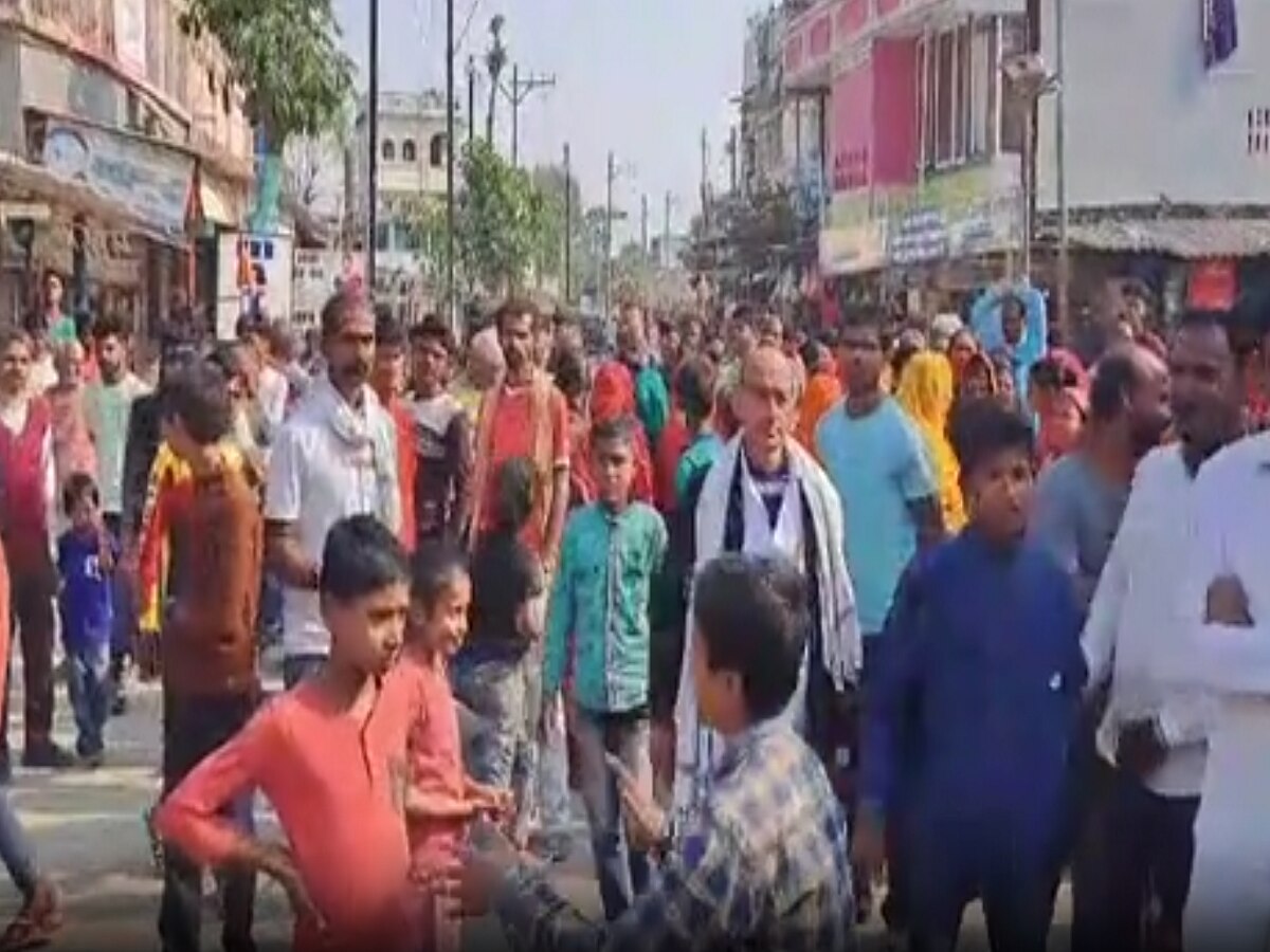 Samastipur News: भूमि विवाद में दो पक्षों के बीच जमकर मारपीट, तमाशबीन बनी रही पुलिस, ग्रामीणों ने किया चक्का जाम 