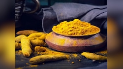 हल्दी खाने से शरीर को होते हैं ये अद्भुत फायदे, जानें स्वास्थ्य विशेषज्ञों के सुझाव