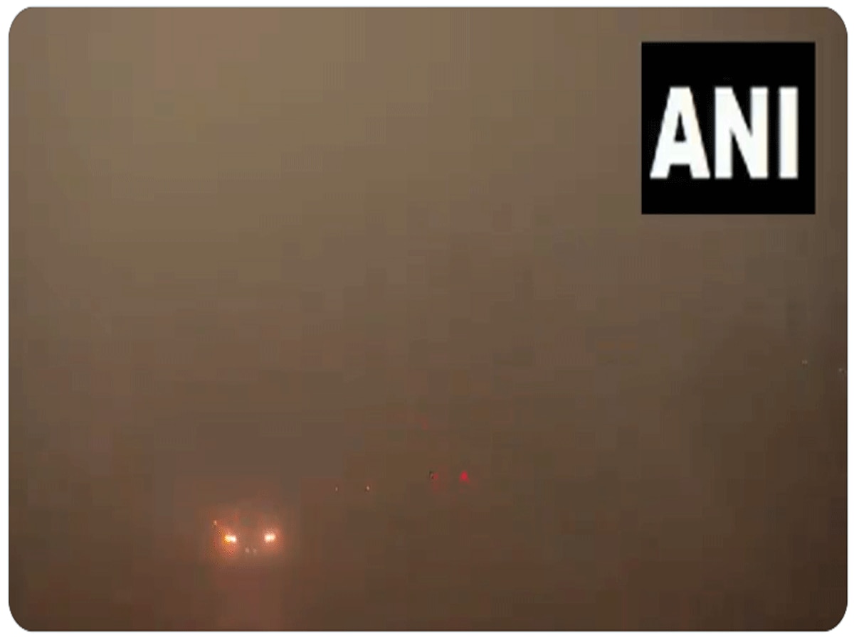 Delhi Weather: दिल्ली में छाई कोहरे की चादर, पंजाब, हरियाणा, चंडीगढ़ में जारी किया गया रेड अलर्ट