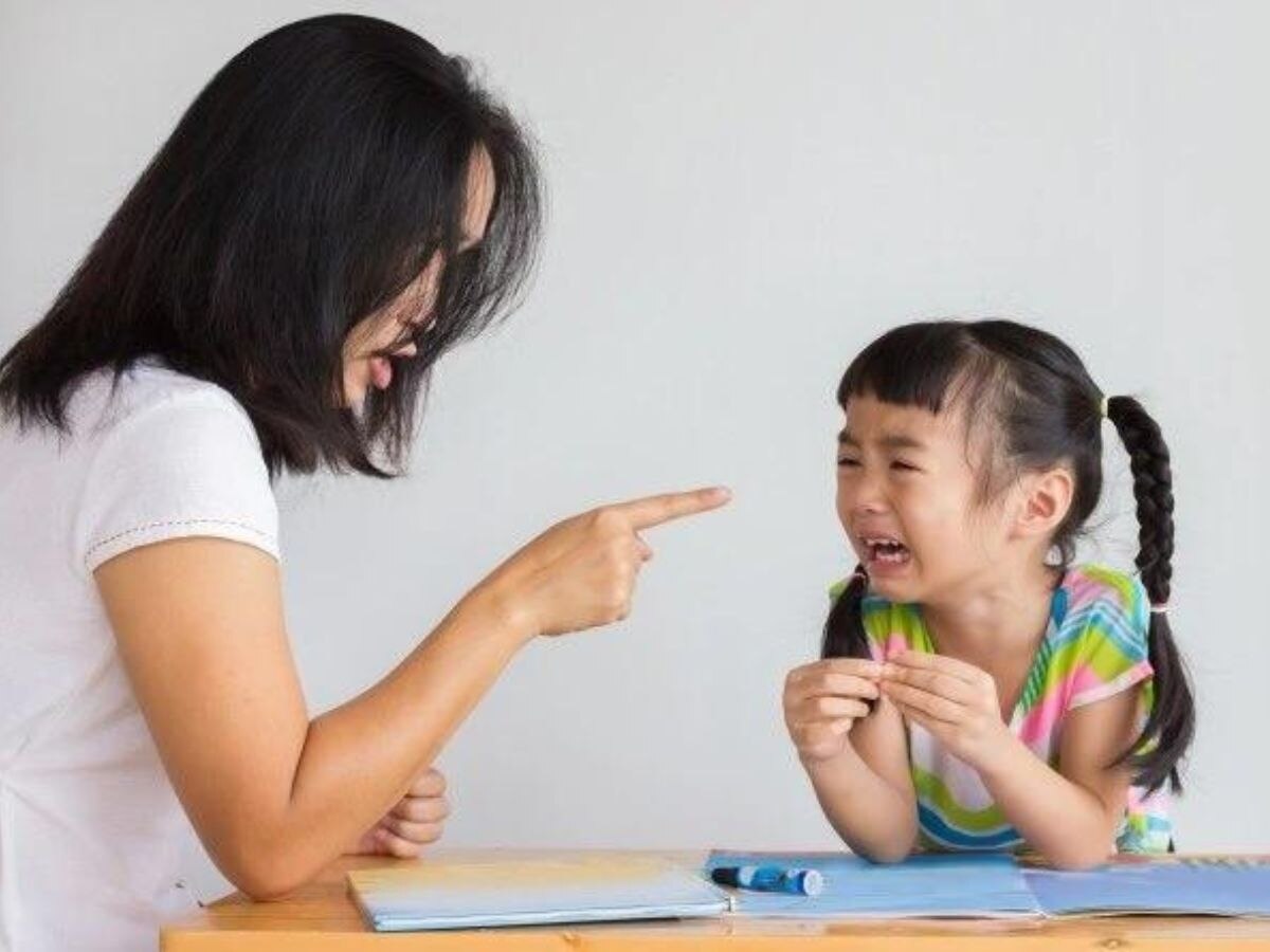 Parenting Tips: बच्चों का Confidence कम करती हैं Parents की ये बातें, आप न करें ऐसी गलती