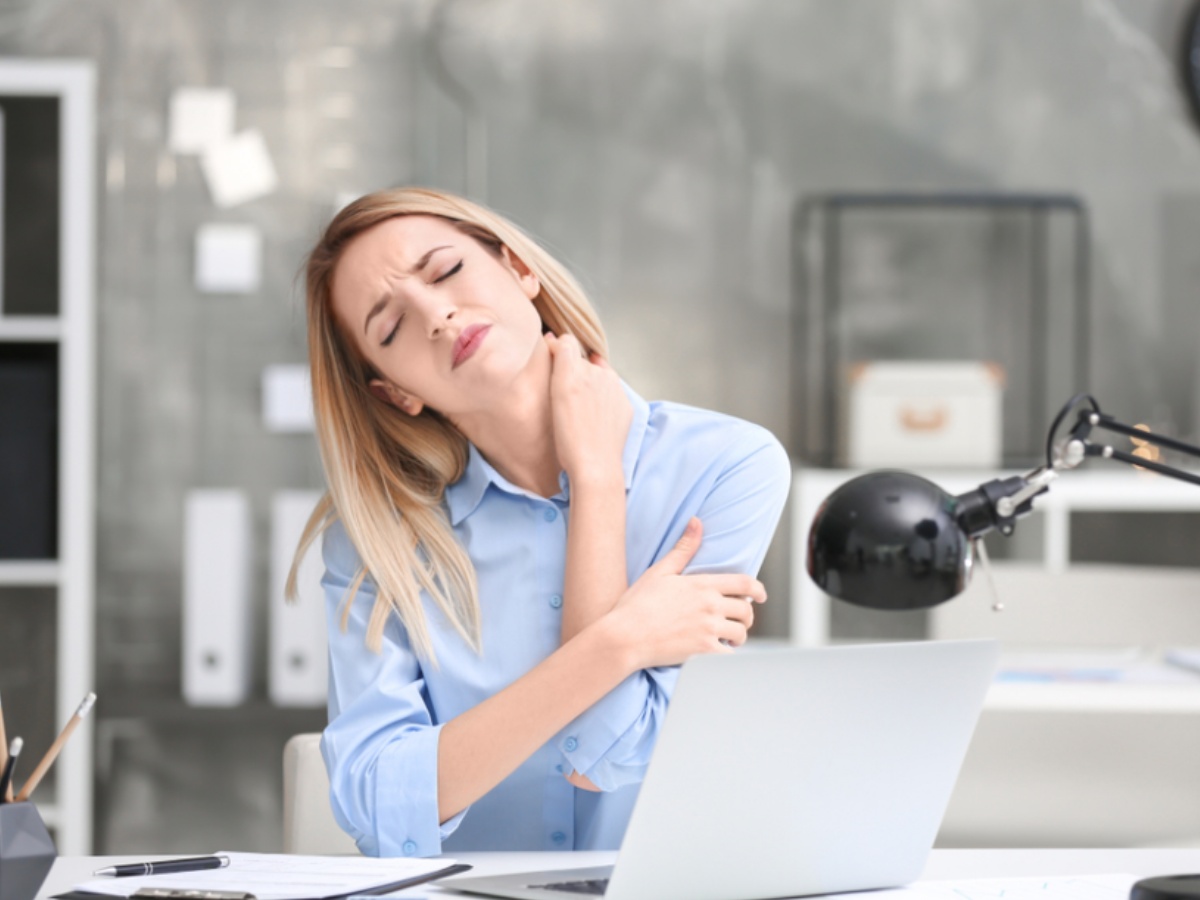 Stiff Neck Home Remedies: बैठे-बैठे आपके गर्दन में भी होती है अकड़न, ये 4 उपाय तुरंत कर देंगे छुट्टी