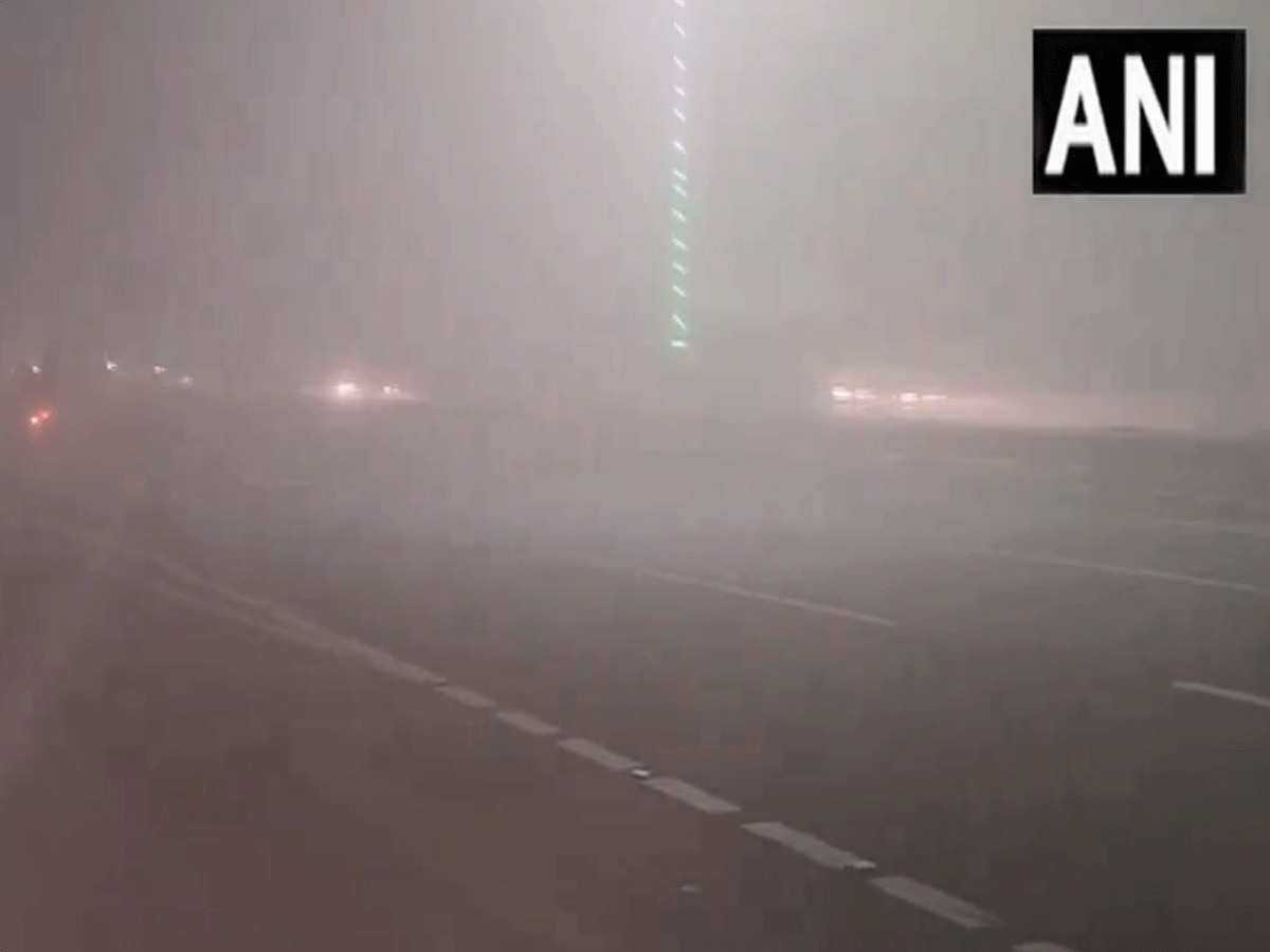 Delhi Weather: निकलेगी धूप या घने कोहरे में छुपी रहेगी दिल्ली? 110 उड़ानें और 25 ट्रेनें प्रभावित, विजिबिलिटी