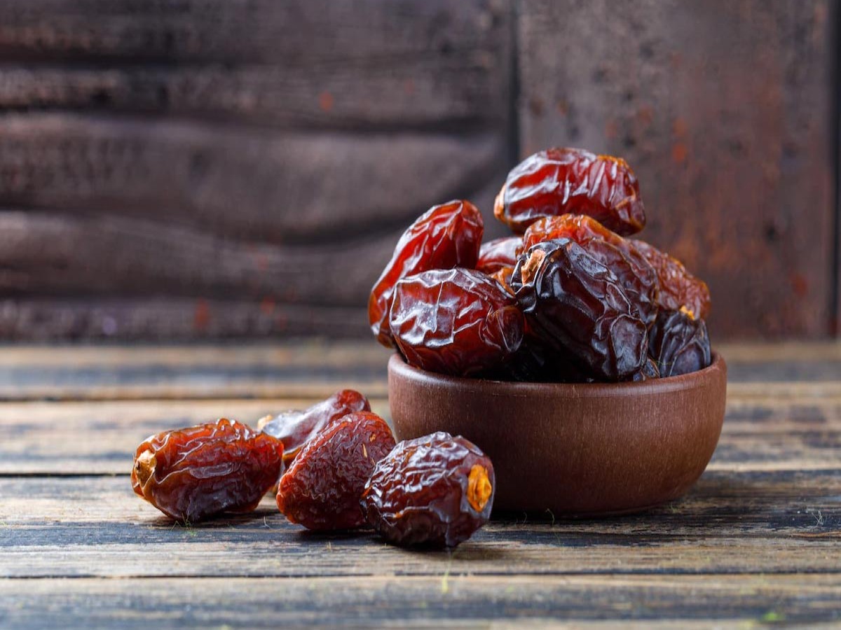 Dates Benefits: कड़कड़ाती सर्दी में डाइट में शामिल कर लें सिर्फ 2 खजूर, अंगारे की तरह गर्म रहेगा शरीर