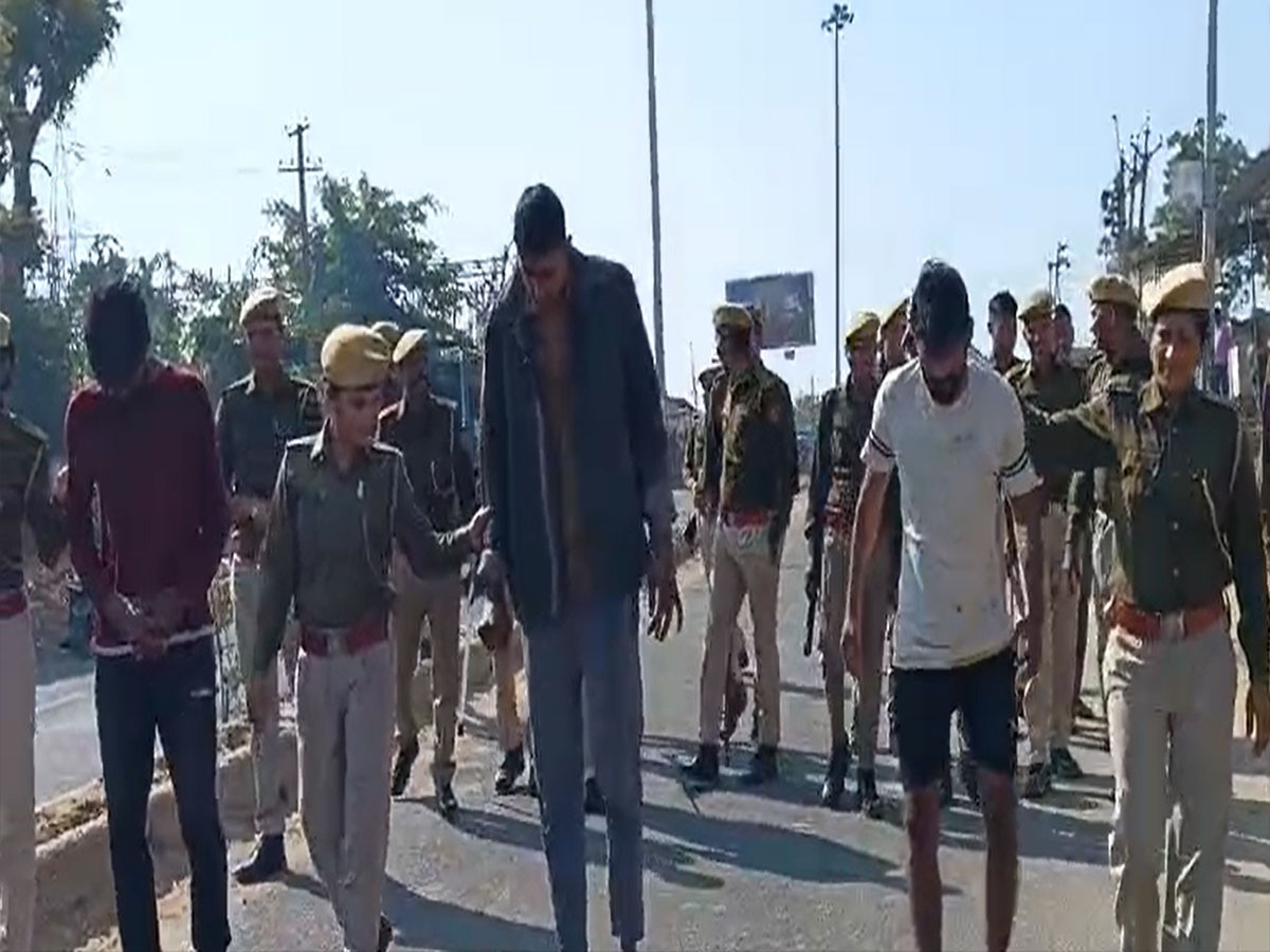 Jaipur Police Action: पुलिस ने निकाला चार बदमाशों का जुलूस, जमवारामगढ़ बस स्टैंड पर व्यापारियों पर किया था जानलेवा हमला  