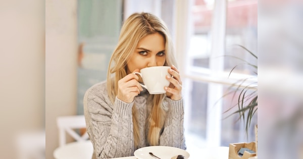 Coffee Side Effects: हड्डियों को बेजान बना देती है कॉफी, पीने से पहले जरूर याद रख लें ये 8 बातें