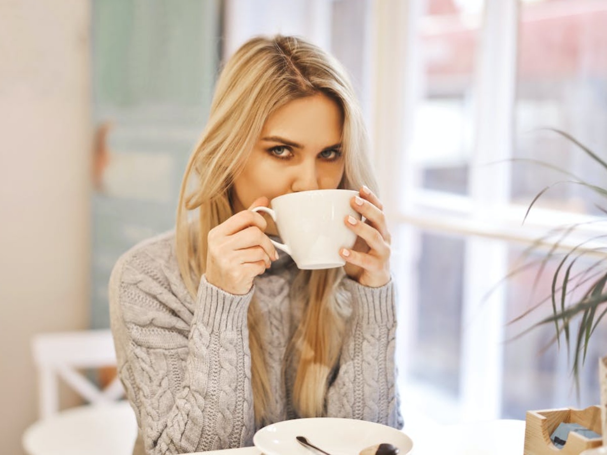 Coffee Side Effects: हड्डियों को बेजान बना देती है कॉफी, पीने से पहले जरूर याद रख लें ये 8 बातें