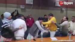 शामली निकाय बैठक में उछल-उछलकर चलाए गए लात-घूंसे, Akhilesh Yadav ने शेयर किया Video