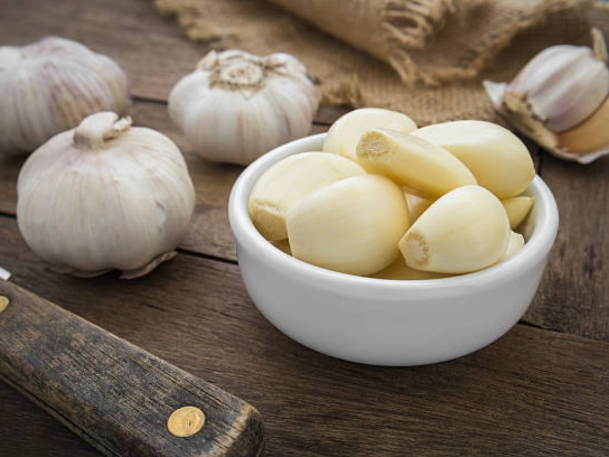 Garlic Benefits: रात को सोने से पहले चबा लें लहसुन की सिर्फ दो फांक, सुबह उठकर खुद दिखने लगेगा फायदा...