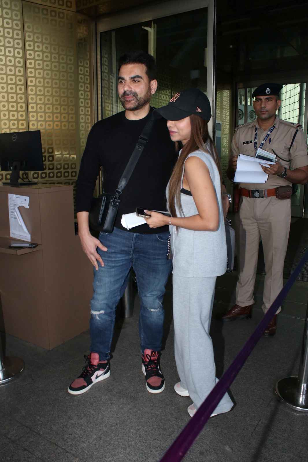 Arbaaz Khan and shura khan spotted at airport couple left Mumbai for honeymoon vacation | Arbaaz-Shura: शादी के बाद पहली बार वेकेशन पर निकले अरबाज खान, पैपराजी से चेहरा छिपाती दिखीं शूरा |