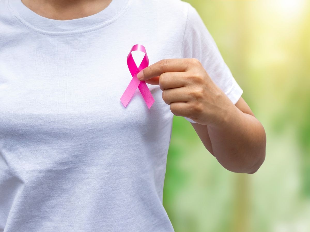 Breast Cancer: भारत में यंग महिलाओं में तेजी से बढ़ रहा स्तन कैंसर का खतरा, जानिए वजह और बचाव के उपाय