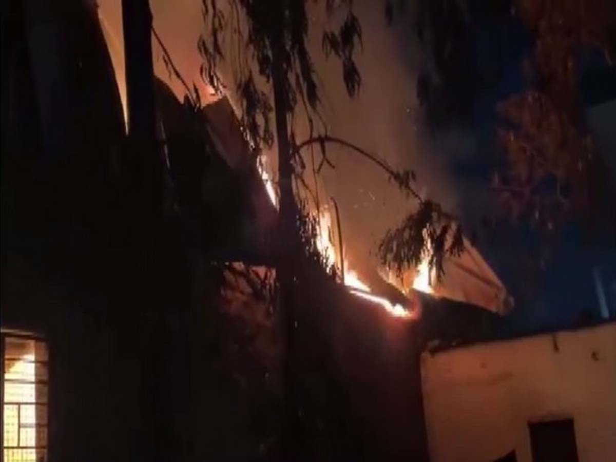 बड़ा हादसा! महाराष्ट्र की फैक्ट्री में लगी आग, 6 लोगों की जिंदा जलकर मौत बड़ा हादसा! महाराष्ट्र की फैक्ट्री में लगी आग, 6 लोगों की जिंदा जलकर मौत