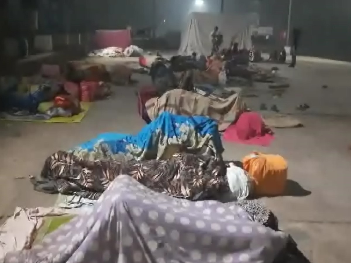 Jhajjar News: जागरूकता के अभाव में हाड़ कंपा देने वाली ठंड में खुले आसमान के नीचे सो रहे मजदूर