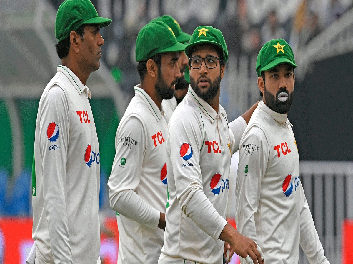 तीसरे टेस्ट से पहले पाकिस्तान टीम में क्यों मचा हड़कंप? इस खतरनाक खिलाड़ी की वजह से बाबर आजम के ‘बेस्ट फ्रेंड’ की विदाई तय !