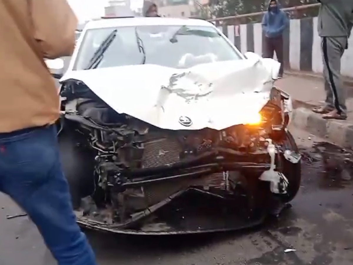 Delhi Accident News: तड़के सुबह तेज रफ्तार कार ऑटो से टक्कर खाकर पलटी, 1 की मौत और 1 घायल