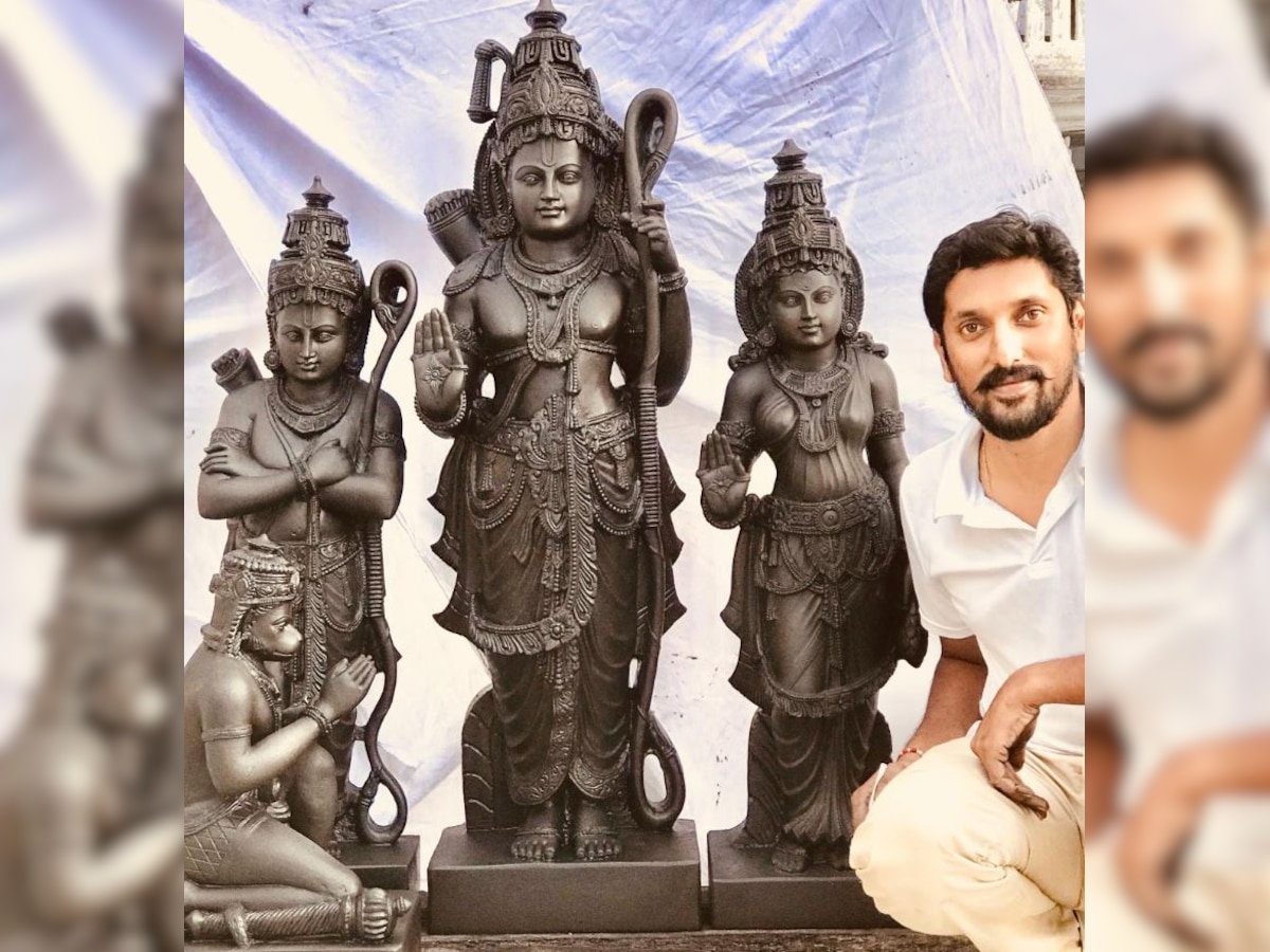 मूर्तिकार अरुण योगीराज भगवान राम की मूर्तियों के साथ