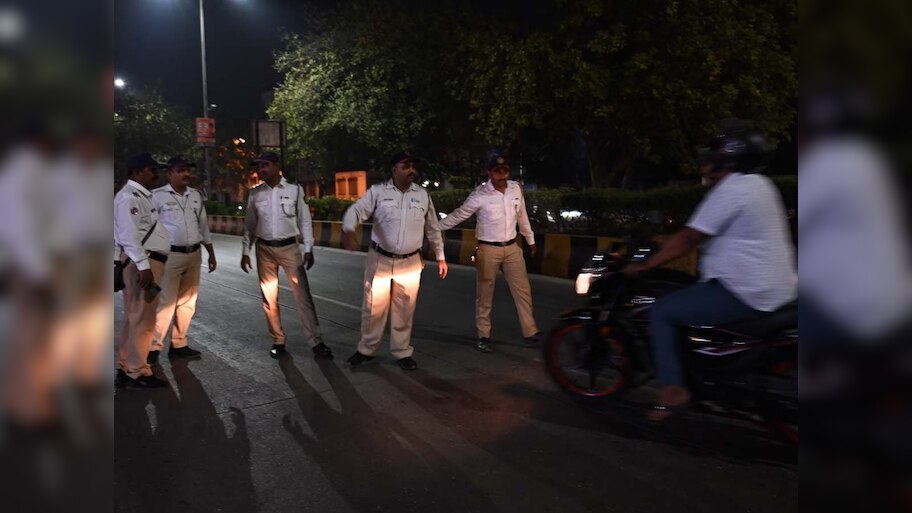 नए साल पर लोगों ने मचाया हुड़दंग, दिल्ली, मुंबई और नोएडा पुलिस ने सिखाया ये सबक