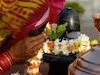 पूजा के सूखे फूलों के उपाय