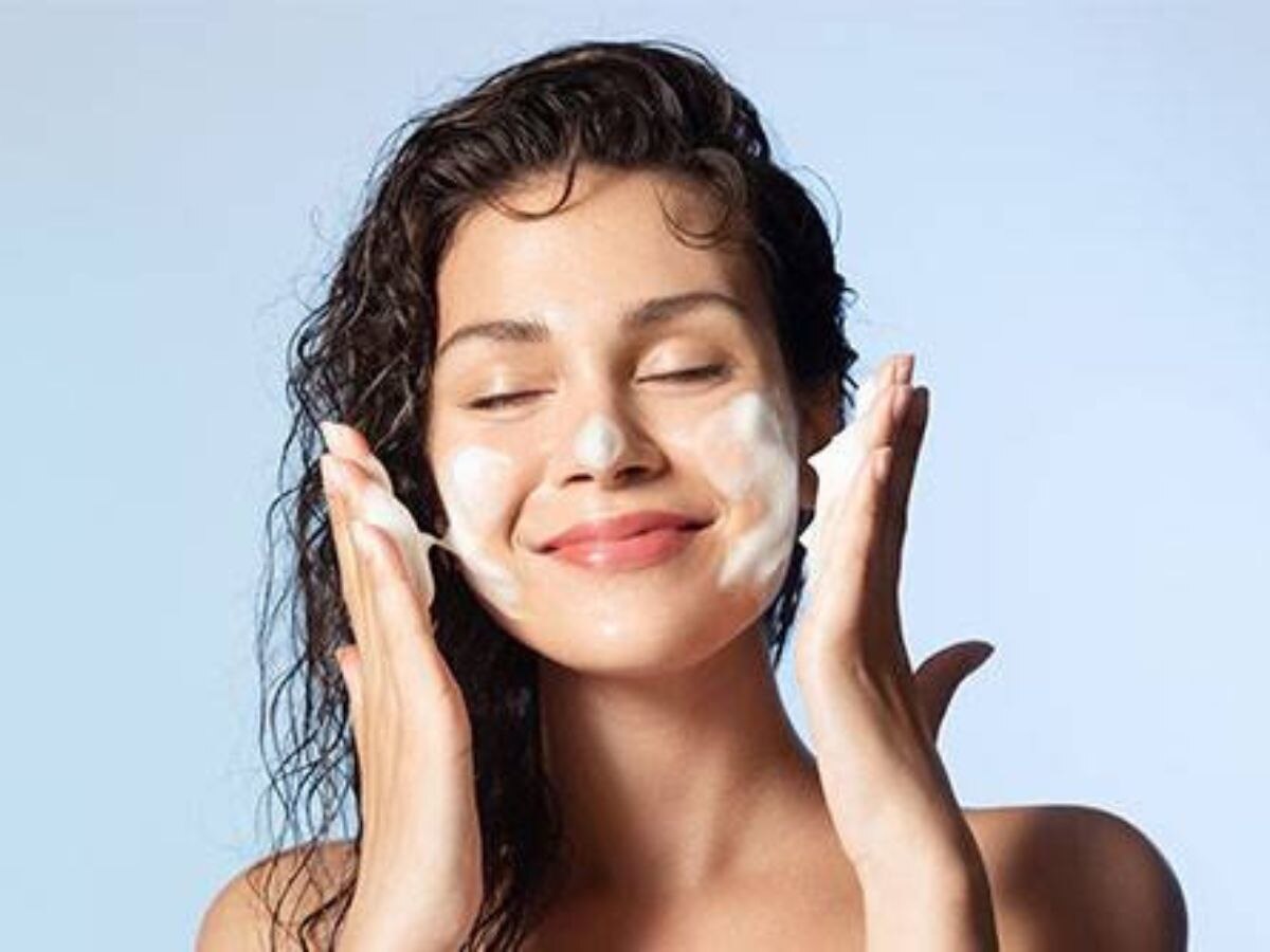 Homemade Face Cleansers: हर तरह की स्किन के लिए कारगर है ये घरेलू फेस क्लींजर, दाग-धब्बे हो जाएंगे गायब