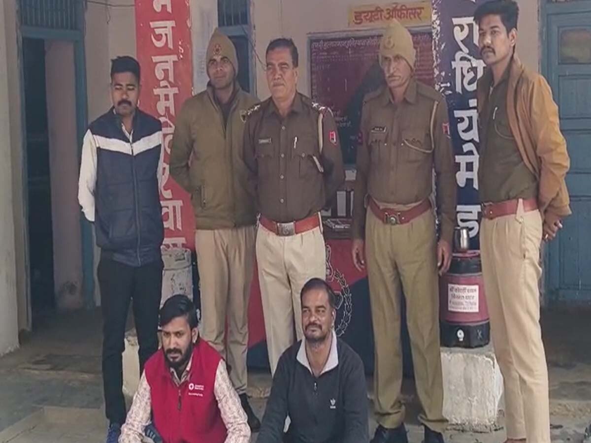 पुलिस की गिरफ्त में आरोपी.