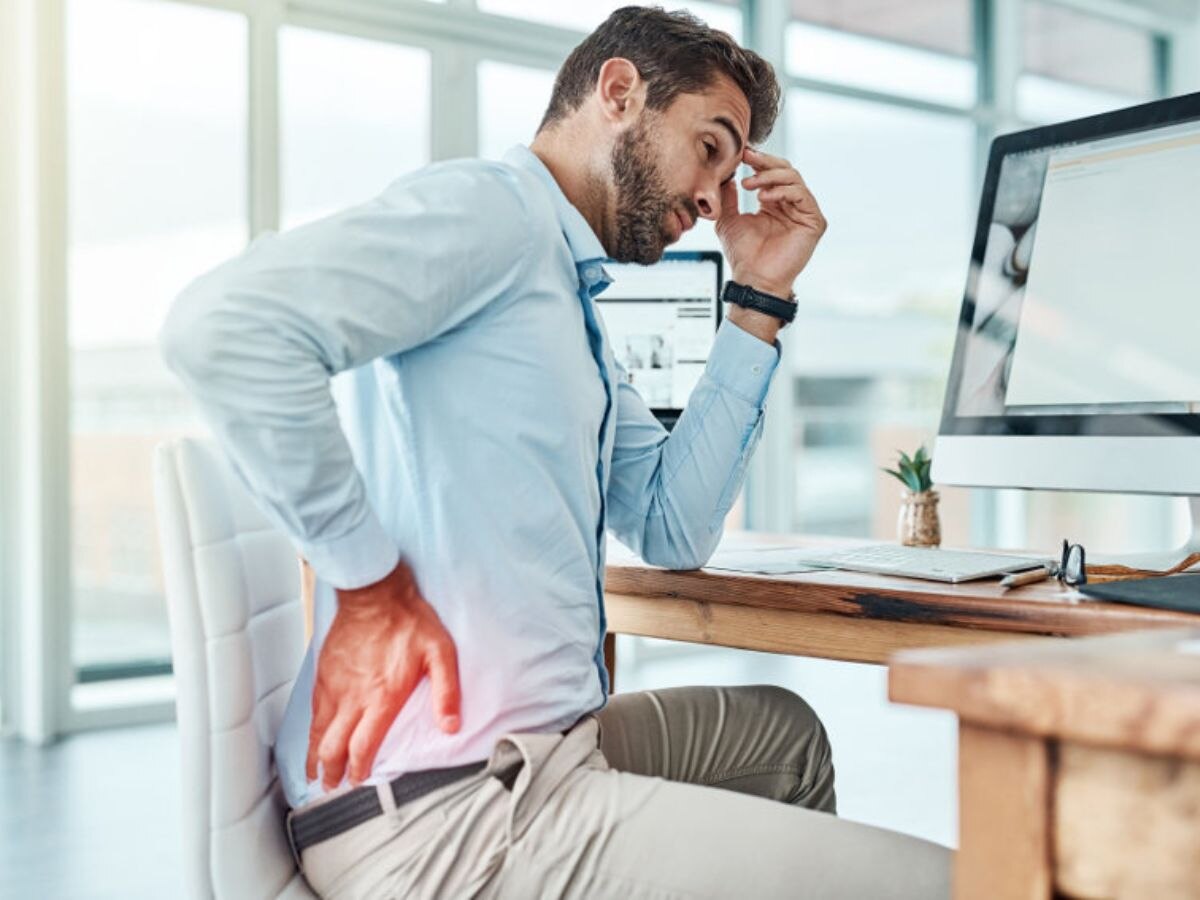Back Pain: ऑफिस में सीट पर बैठे-बैठे हो रही है कमर दर्द? इन एक्सरसाइज से करें ठीक
