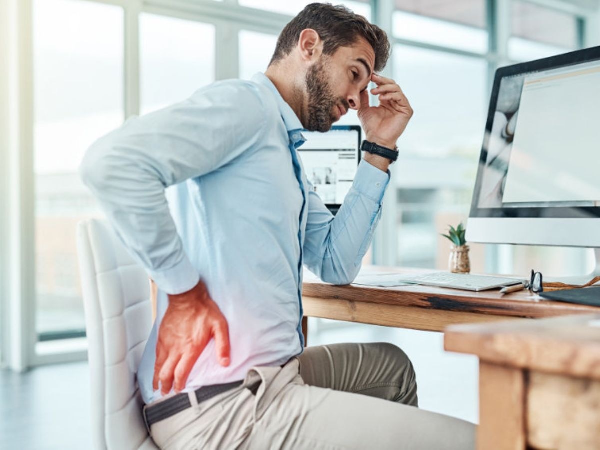 Back Pain: ऑफिस में सीट पर बैठे-बैठे हो रही है कमर दर्द? इन एक्सरसाइज से करें ठीक