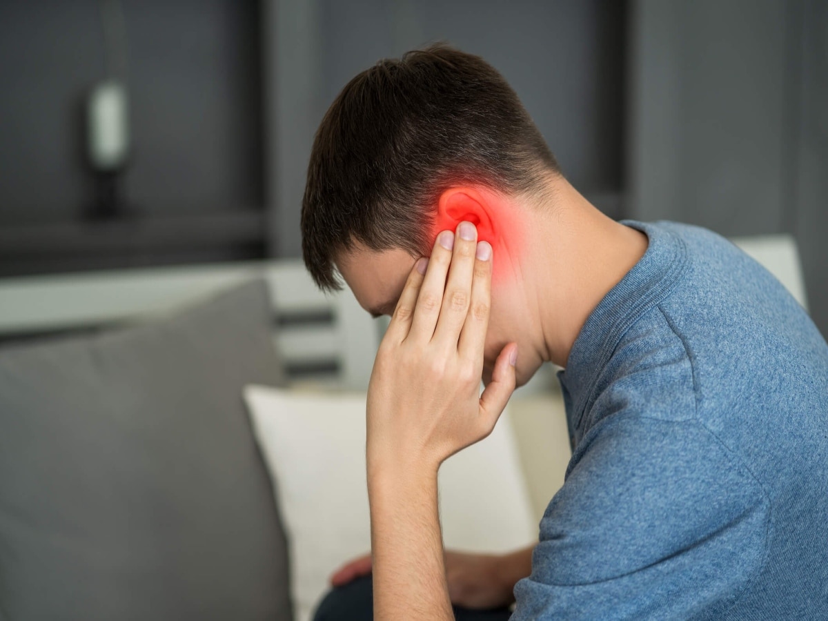 Ear pain: सर्दियों में क्यों बढ़ जाता है कानों का दर्द, नहीं ध्यान देने पर पड़ सकते हैं लेने के देने