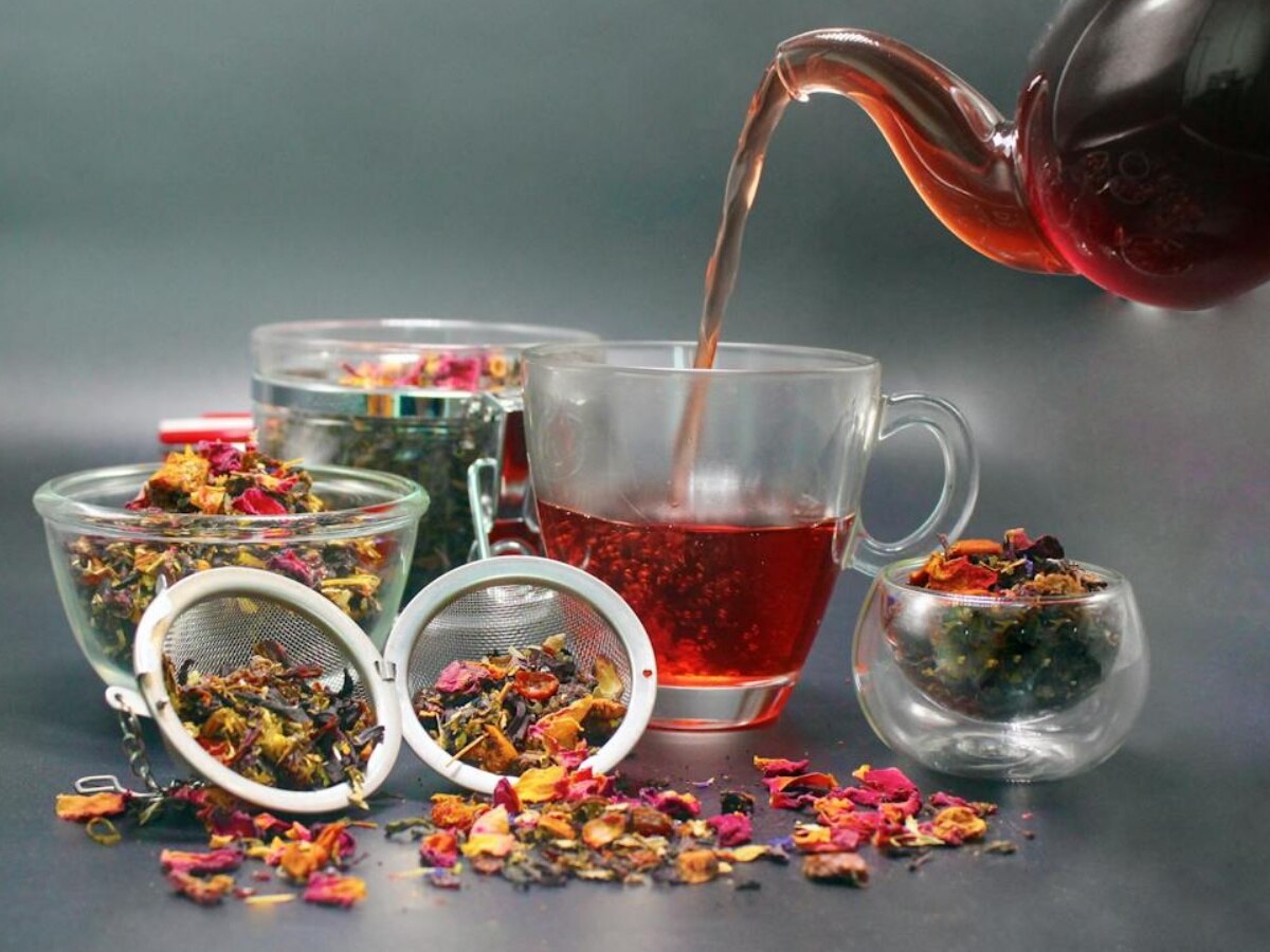 Tea Leaves Hacks: चाय बनाने के बाद आप भी फेंक देते हैं चायपत्ती? इन सिंपल हैक्स से होगी घर की सफाई 