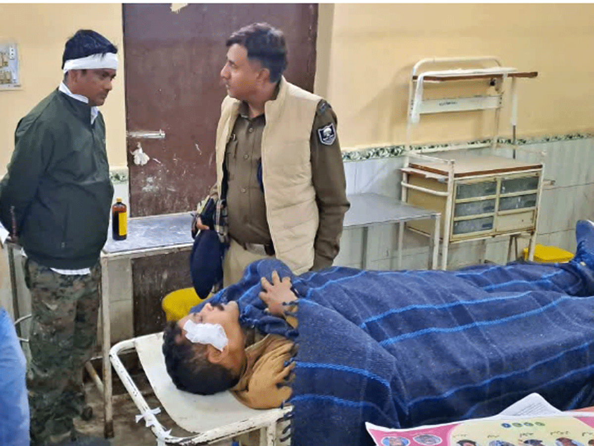 Gopalganj में विवाद सुलझाने गई पुलिस टीम पर हुआ हमला, SHO समेत 2 एसआई हुए घायल Gopalganj में विवाद सुलझाने गई पुलिस टीम पर हुआ हमला, SHO समेत 2 एसआई हुए घायल