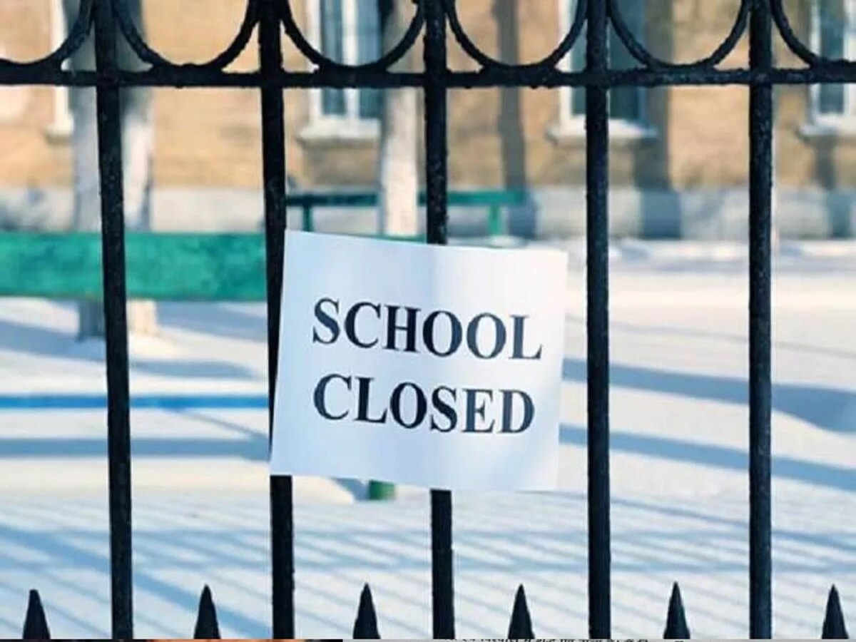 UP School Closed: शीतलहर की चपेट में यूपी, प्रदेश के इन जिलों में छुट्टी का ऐलान, जानें कब तक हैं छुट्टियां