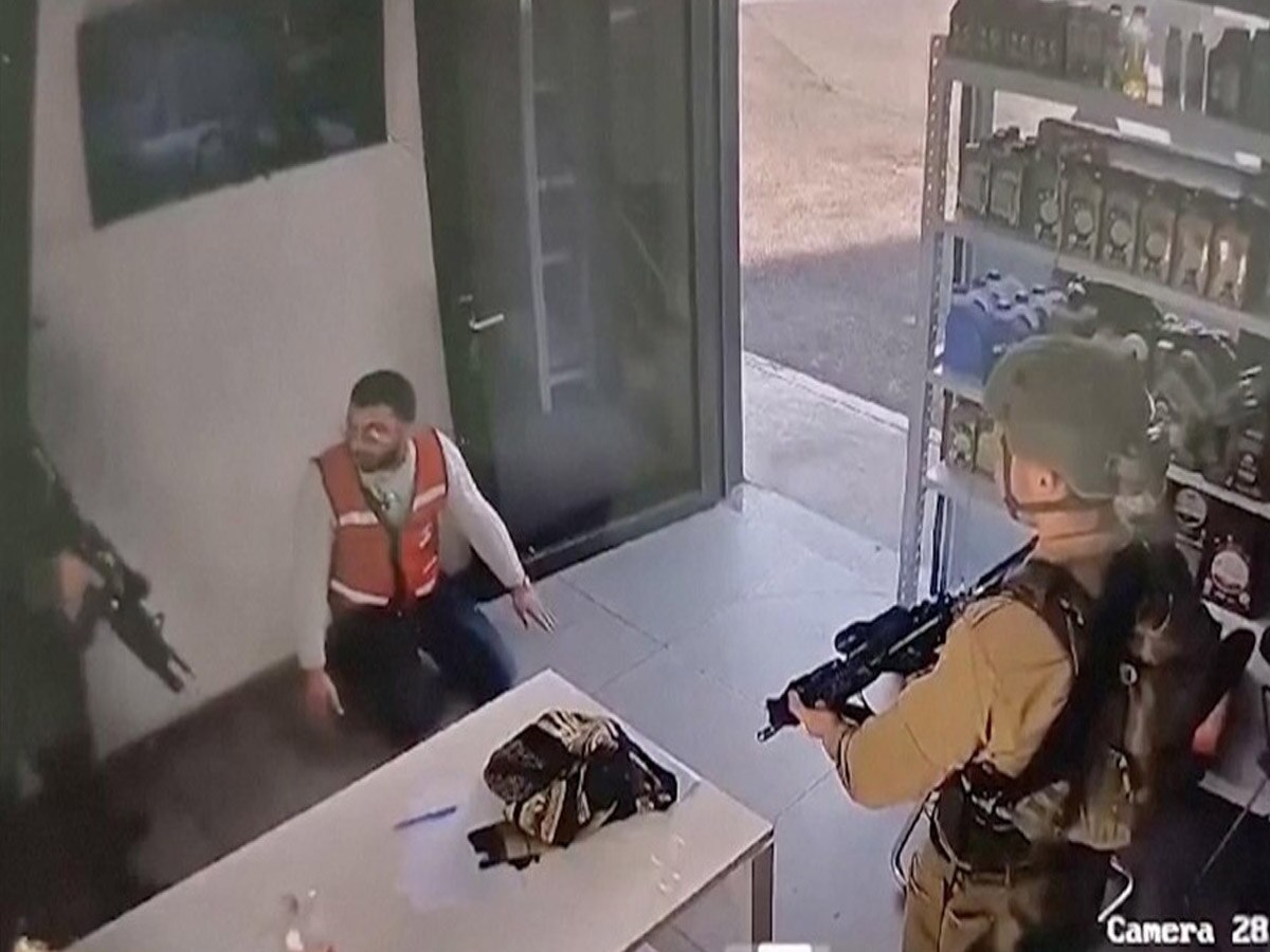West Bank Video: हर रोज दुकानदारों को ऐसे परेशान करती है इजराइली सेना, वीडियो वायरल