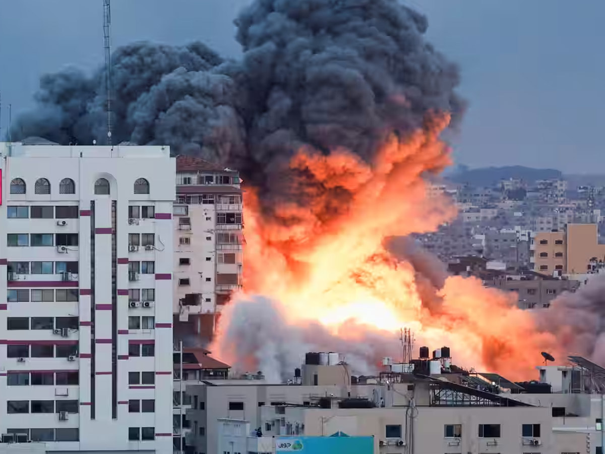 Israel Attack Lebanon: इजराइल कर रहा है लेबनान और सीरिया पर हमले, जानें कौन है टारगेट? Israel Attack Lebanon: इजराइल कर रहा है लेबनान और सीरिया पर हमले, जानें कौन है टारगेट?