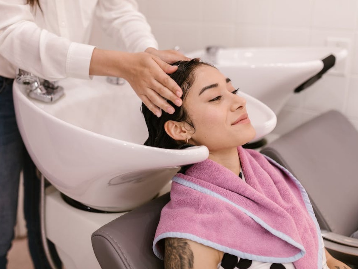 Beauty Parlor Stroke Syndrome: हार्ट स्ट्रोक का शिकार बना सकता है सलून में हेयर वॉश करवाना, ब्यूटी पार्लर जाने से पहलें जान लें ये जरूर बात