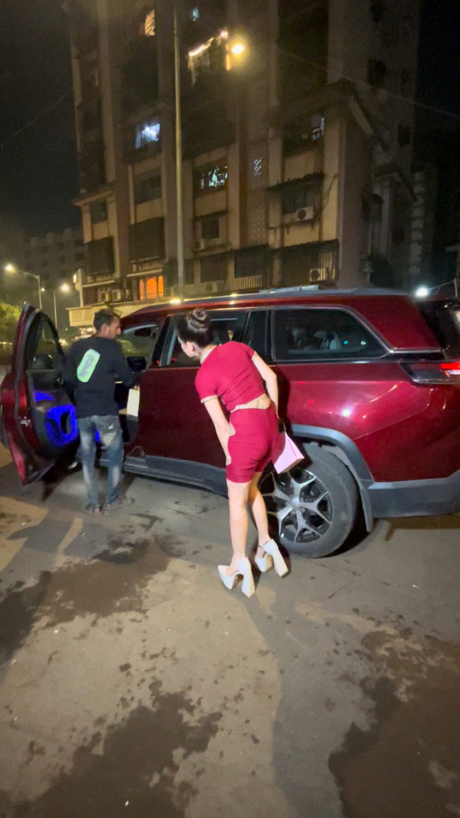 चलना भी हुआ उर्फी जावेद के लिए मुश्किल