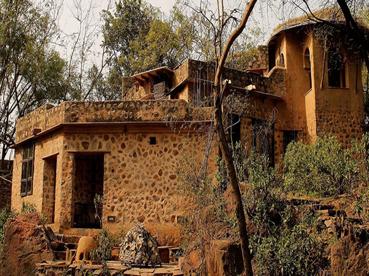 Faridabad News: हरियाणा के इस गांव में मिट्टी, पत्थर, चूना, बांस से बना कला का अद्भुत मकान 