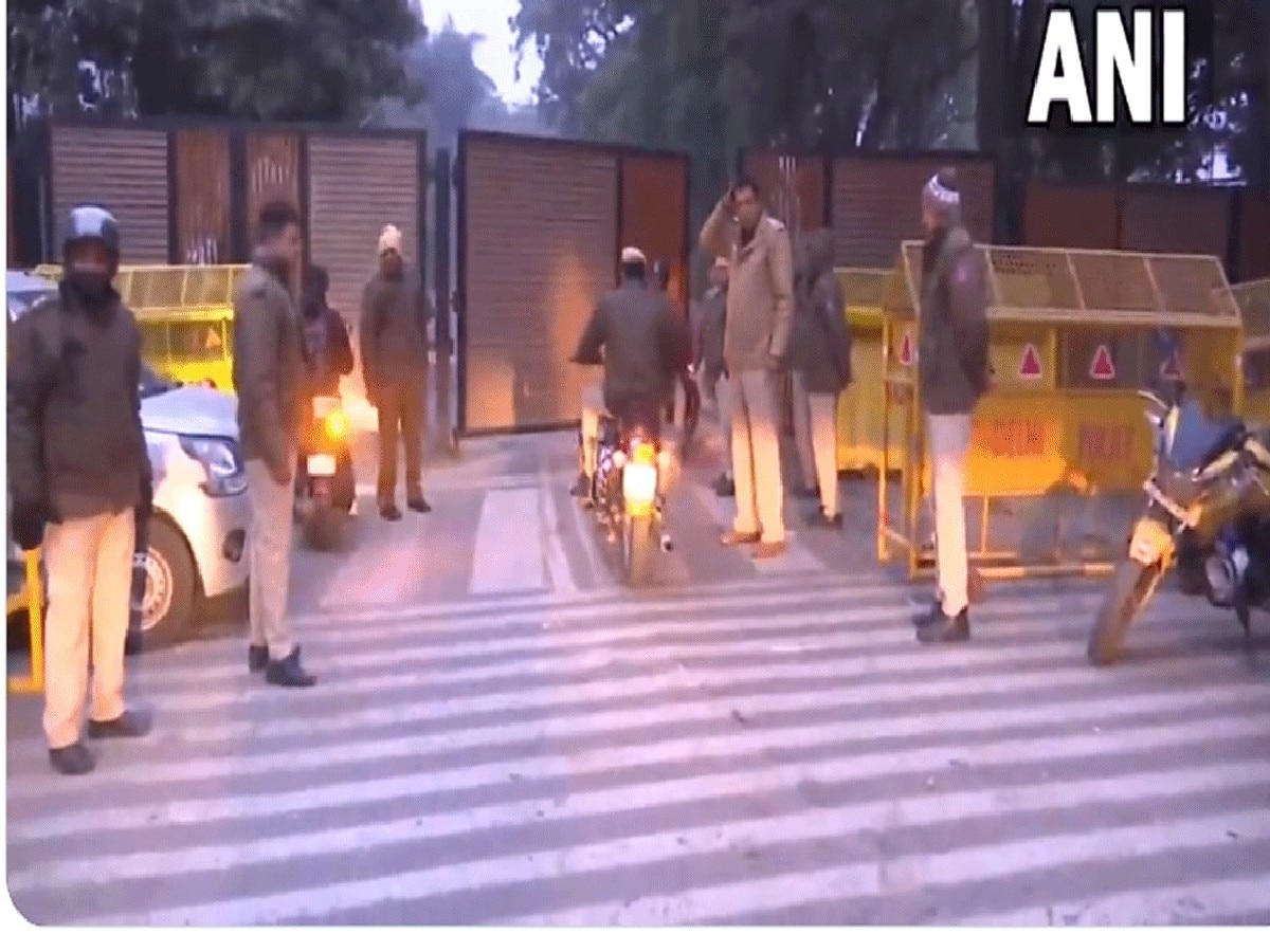 Arvind Kejriwal ED Summon: CM आवास को चारों तरफ से दिल्ली पुलिस के जवानों ने घेरा, स्टाफ के अंदर जाने पर लगी रोक