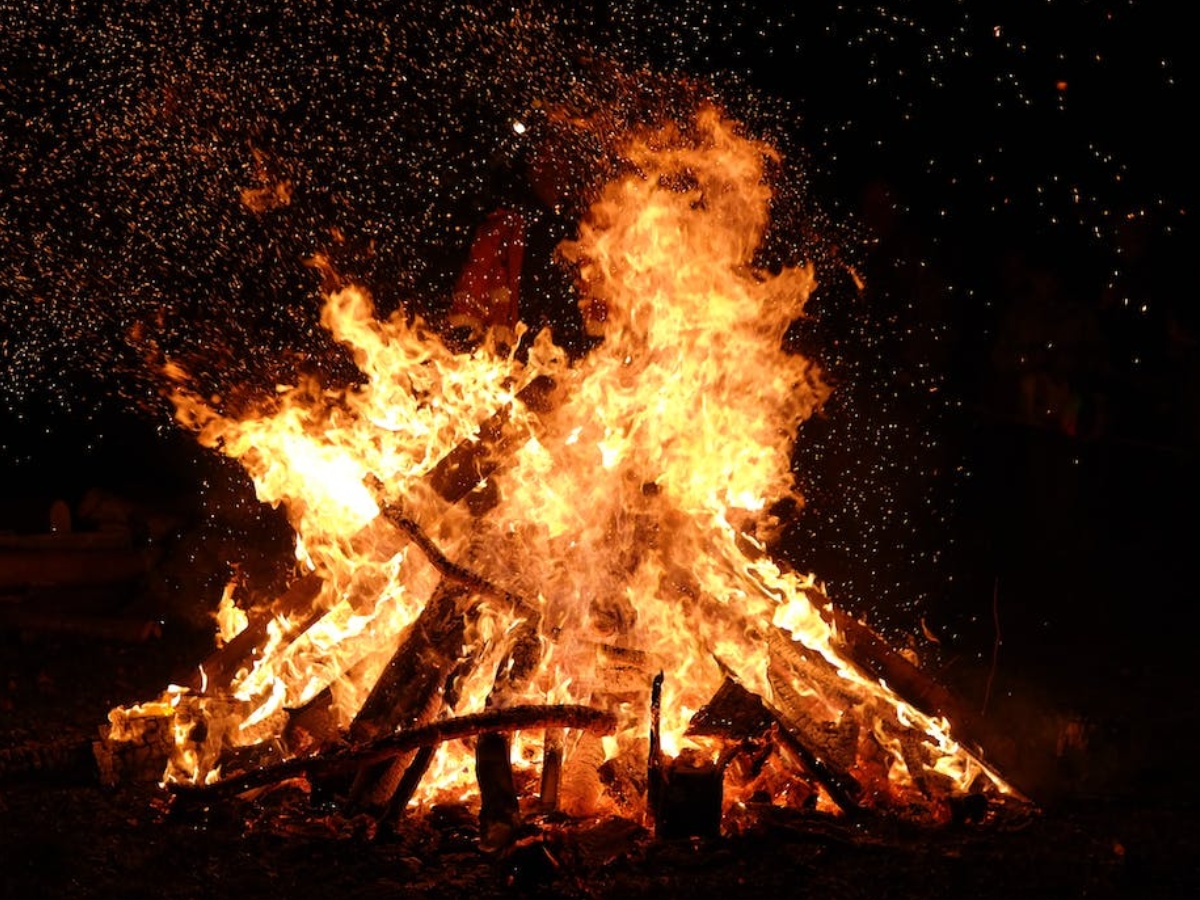 Side Effects Of Fire: सर्दियों में ज्यादा देर आग तापने की आदत आपको पड़ सकती है भारी, इन 5 तरह से हेल्थ को पहुंचता है नुकसान