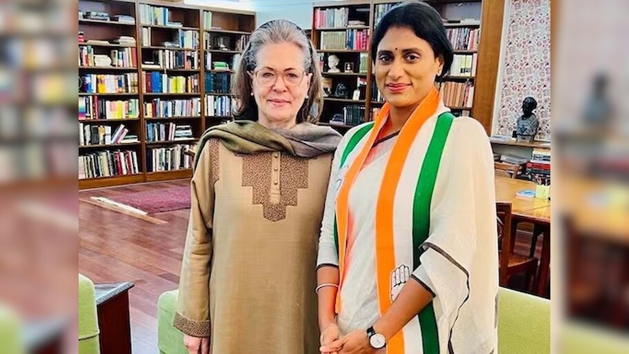 कांग्रेस में शामिल हुईं आंध्रा के CM की बहन, पार्टी का विलय भी किया