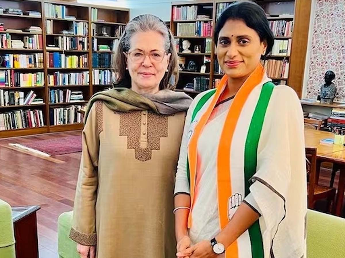 कांग्रेस में शामिल हुईं आंध्रा के CM की बहन, पार्टी का विलय भी किया कांग्रेस में शामिल हुईं आंध्रा के CM की बहन, पार्टी का विलय भी किया